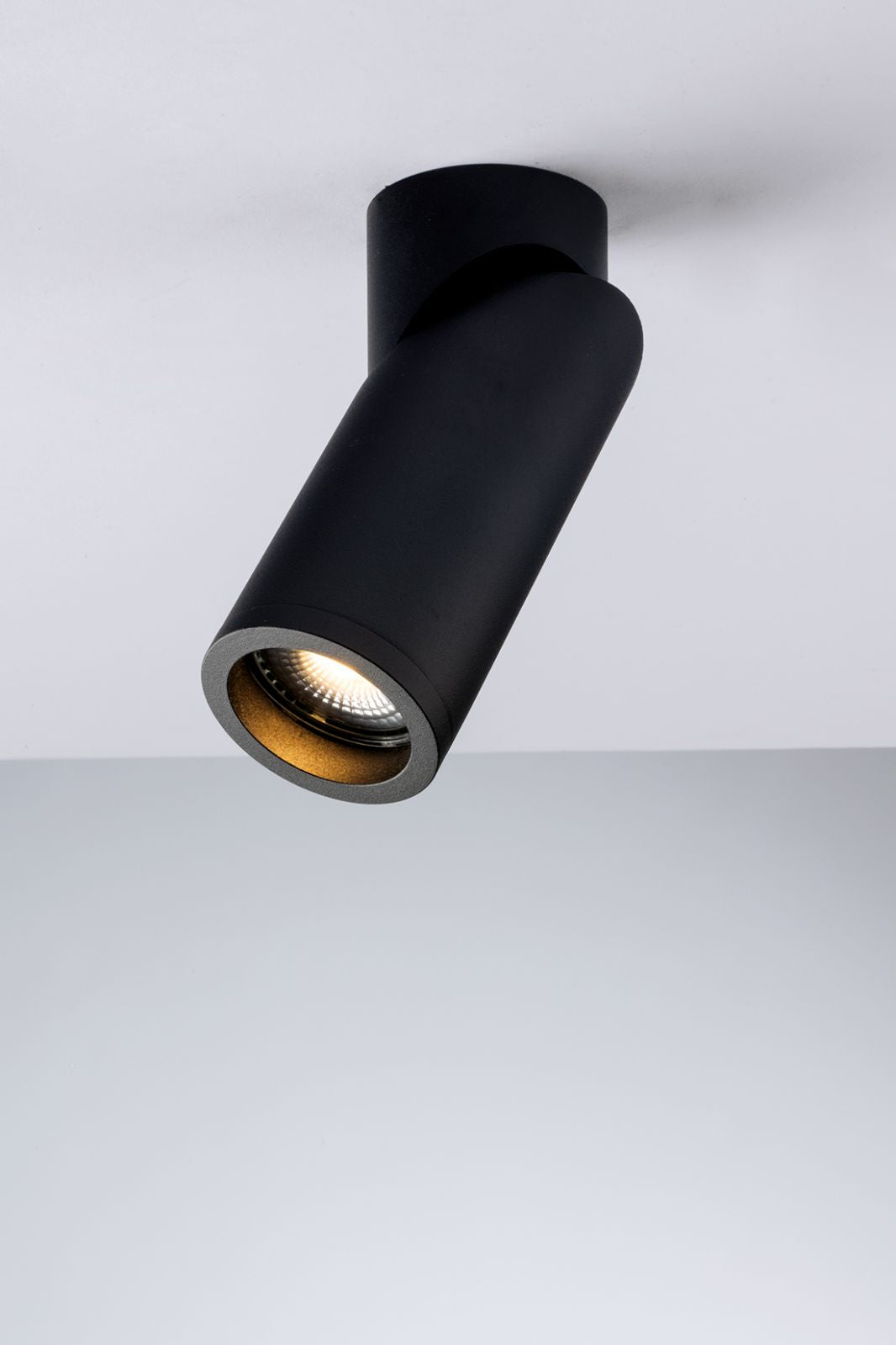 Plafoniera orientabile 330° con struttura in alluminio bianco o nero opaco lampadaGU10 non inclusa collezione GENESIS Plafoniera orientabile 330° con struttura in alluminio bianco o nero opaco lampadaGU10 non inclusa collezione GENESIS